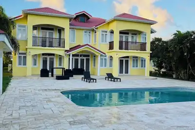 Image de Ashlyn House. A Beautiful Balembouche family home