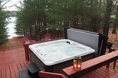 Image de The Cub Hill Chalet on Cub Lake - Private Lakefront, Dock, Raft, Water Toys, Huge Deck, and Spa!