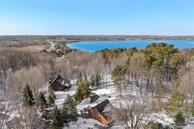 Image de The Hillside Hideaway at Crystal Lake - Gorgeous with Great Outdoor Deck and Spa!