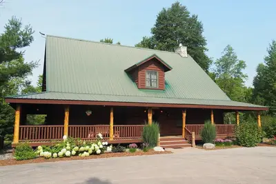 Image de Weatherwood - Gorgeous Luxury Log Cabin with Spa, Sauna, & Games! 8 minutes from Crystal Mountain!