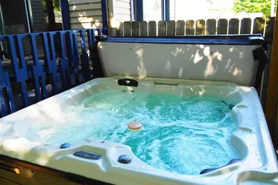 Image de Restoration  - Romantic Getaway with Hot Tub, Deck, Fully Fenced-In Backyard, Bonfire Ring, Grill, A/C, and Great Location! Also dog-friendly!