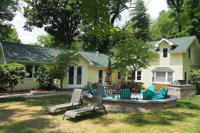 Image de Lorlee - A Large and Luxurious Lakefront Cottage!