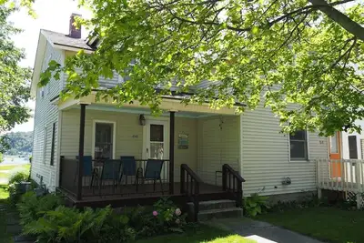 Image de The Cute & Cozy - Lower Apt. - Great Location! Walk To Downtown And Lake Michigan!