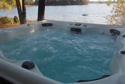 Image de A Short's Walk - Sandy Lakefront with Spa / Hot Tub and Kayaks!