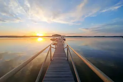 Image de Lakefront retreat with private Boat Ramp, Dock, Hot Tub, and Stunning Sunsets ☀️