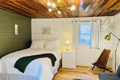 Image de Rustic Old Mill Tiny Home