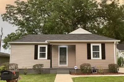 Image de Cottage in historic downtown Northport located just mins from the Ua