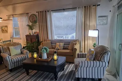 Image de Hidden Haven - 2 bedrooms with ensuite baths & living /dining and full kitchen.