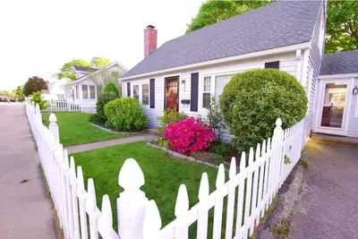 Image de Entire cottage - Westerly quiet, beaches, downtown