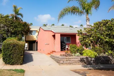 Image de 1Block from beach - Steps from restaurants & shops