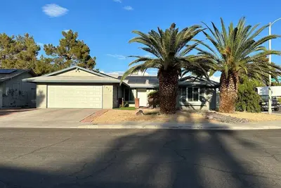 Image de Cosy 3-bedroom Getaway with Pool - 12 min from Strip