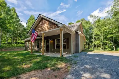 Image de Tumbling Waterfalls Retreat - Soak in the Hot Tub!