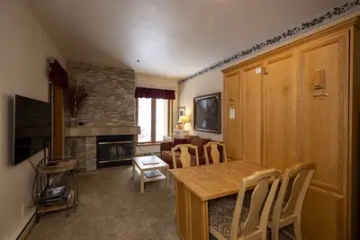 Image de Cozy Studio for 2 at Kendall 435 in Purgatory Village with Plaza View.