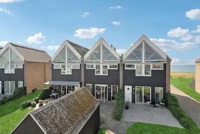 Image de Belle maison à Assens avec vue sur la.