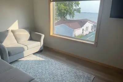 Image de New lakeside apartment with covered parking