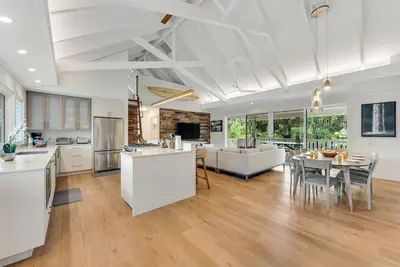 Image de Breathtaking Anini home with guesthouse & steps away from beach