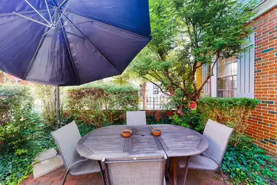 Image de Historic downtown townhome with brick courtyard, sunroom & parking