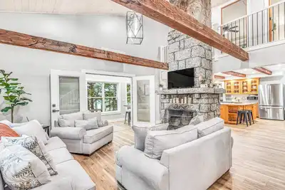 Image de Lakefront, newly rebuilt, dog-friendly home with private beach, dock & firepit