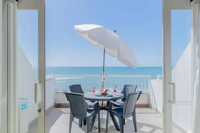 Image de Enjoy Scenic Ocean Views! Two Modern Suites, Outdoor Pool, Free Parking!