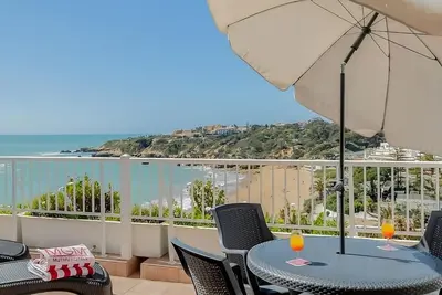 Image de Sun, Sand and Sea! 2 Spacious Suites with Kitchenette, Beachfront, Outdoor Pool!