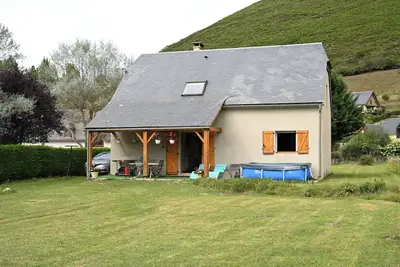 Image de Maison de vacances 'Jolie Maison' avec vue sur les montagnes, piscine privée et Wi-Fi
