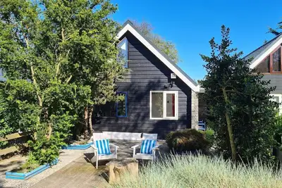 Image de Belkmerduinen 23 is in aquiet location surrounded by greenery and trees.