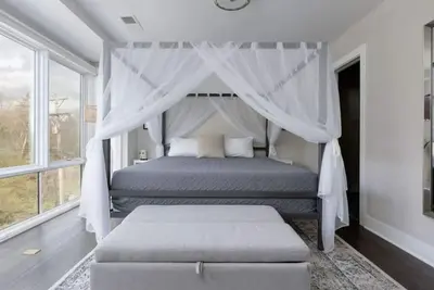 Image de 10min to Downtown w/ Games in Garage! Sleeps 10!