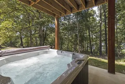 Image de Family-friendly cabin in Ridgedale with a hot tub