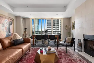 Image de Luxury Meets Fun: Downtown Ph w/ Private Game Room