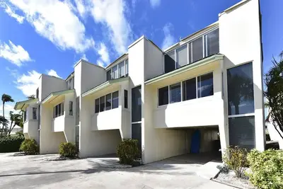 Image de Sandy Toes Await At This Beach Front Sandy Point Condo!