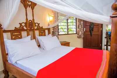 Image de A 8-10min walk to the beach cottage with a private pool, free wifi.
