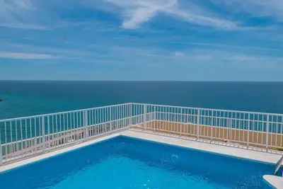 Top renovated, 3 pools, Beach front, Great location!