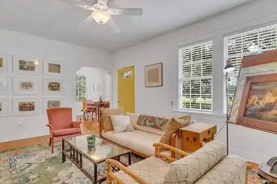 Image de Unbeatable Location on Daffin Park w/ Parking and Yard by Lucky Savannah