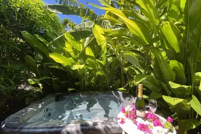 Image de Kazananas, spa privatif, accès piéton plage de bois Jolan et du Helleux