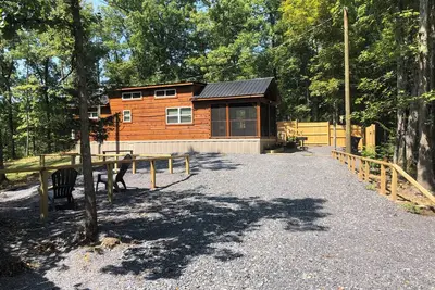 Image de Tiny Log Cabin for couples. 20 Minutes to Dollywood/Sevierville/Pigeon Forge