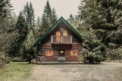 11sl - Wi-Fi - No Pets  Log Cabin - Sleeps 7 by RedAwning