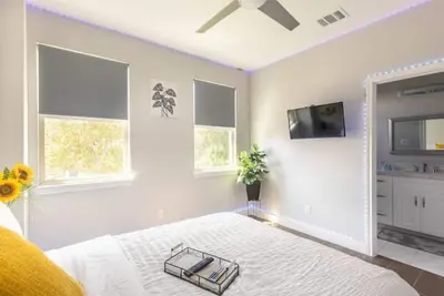 Image de New Modern Villa- A Houston Garden Escape