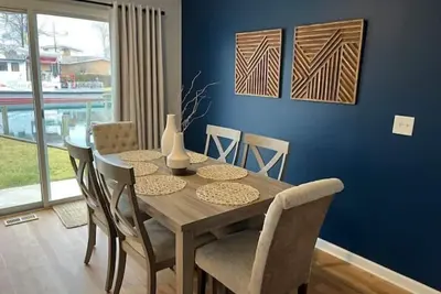 Image de Beautiful waterfront vacation home -open & modern