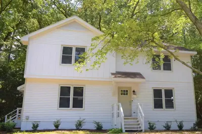 Newly Remodeled 2 Br Townhome\n