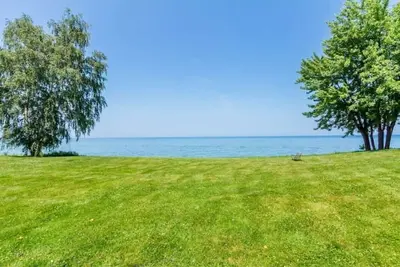 Image de Lakefront Midcentury Cottage