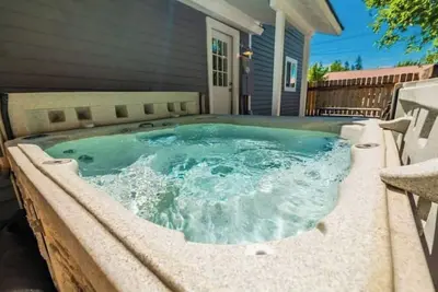 Image de Sandpoint Retreat Sleeps 8 w/ Hottub and Bikes