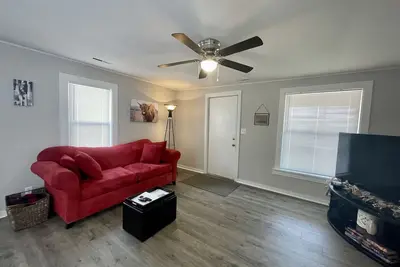 Image de Full home short walk to Memorial stadium, Hawks field, Railyard & Pinnacle arena