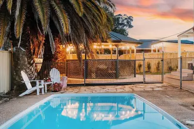 Image de The Gladstone An Expansive Outdoor Oasis in Town