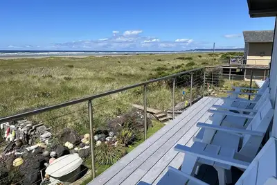 Image de Captain`s Quarters - Beautifully Updated Beach Front Home