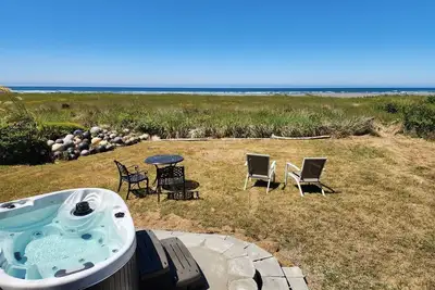 Beachcombers Cabin - Ocean Front with Hot Tub