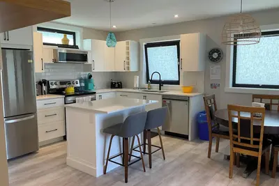 Image de New 2 bedroom carriage house, a block from the Okanogan lake, close to downtown.