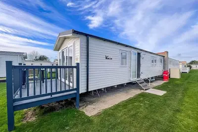 Image de Beautiful 8 berth caravan with decking at Naze Marine Park, Essex ref 17184p
