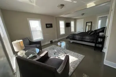Image de Freshly Renovated Modern Detroit Home