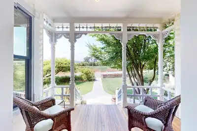 Image de Magnolia Ranch Vineyards | Historic house in Healdsburg with lovely private yard