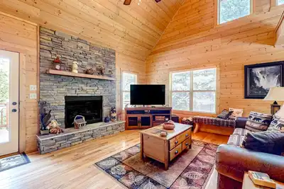 Image de Cozy dog-friendly cabin with shared pool, & amenities